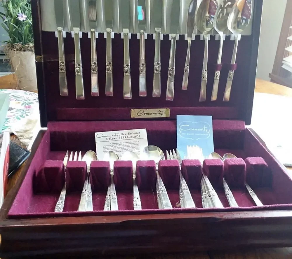 Oneida Community “Morning Star” Silverplate – with Chest See Description &photos